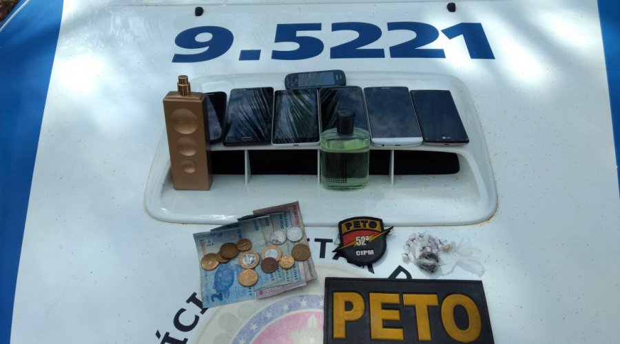 [Acusados de praticar assaltos em Lauro de Freitas são perseguidos e detidos pela PM]