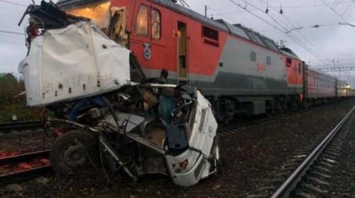 [Colisão entre trem e ônibus deixa 19 mortos na Rússia]