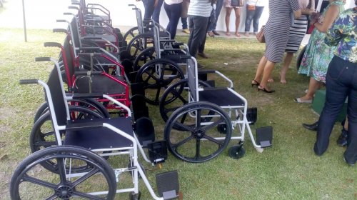 [Prefeitura de Camaçari entrega 17 cadeiras de rodas durante reinauguração de USF]