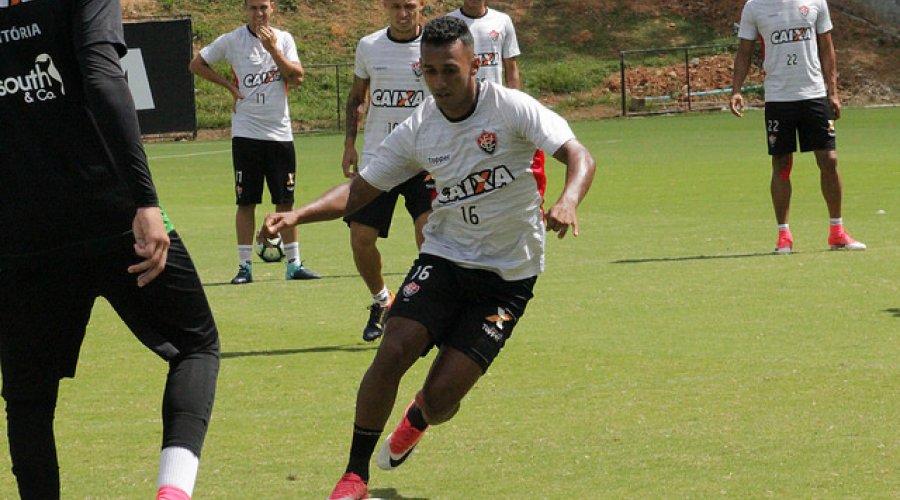[Com retorno de laterais, Vitória está relacionado para partida contra o Sport]