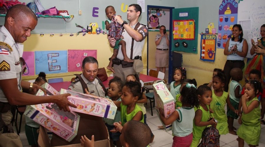 [PM antecipa comemoração e surpreende crianças no bairro do Lobato em Salvador]
