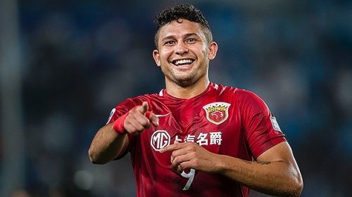 [Em alta e ídolo na China, atacante Elkeson não descarta se naturalizar chinês]