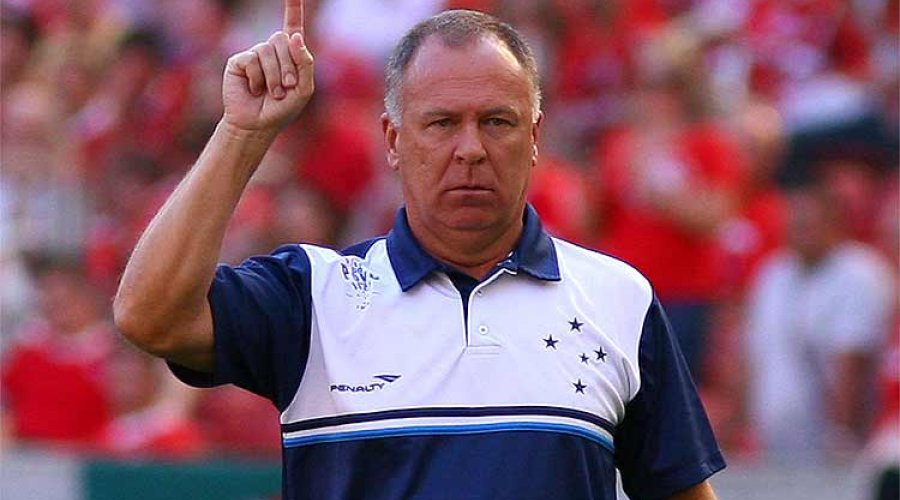 [Com Palmeiras de olho, diretoria do Cruzeiro busca meios para renovar contrato de Mano Menezes]