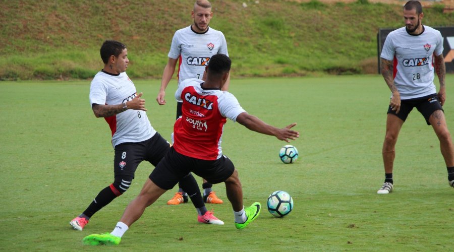 [Vitória embarca para São Paulo onde enfrentará o Santos nesta segunda]
