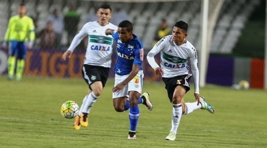 [Triunfos da Chapecoense e Coritiba embolam ainda mais a parte de baixo da tabela]