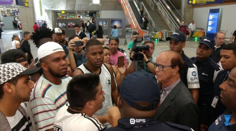 [Acabou o amor? Depois da lua de mel, torcedores do Botafogo questionam desempenho do time na Série A]