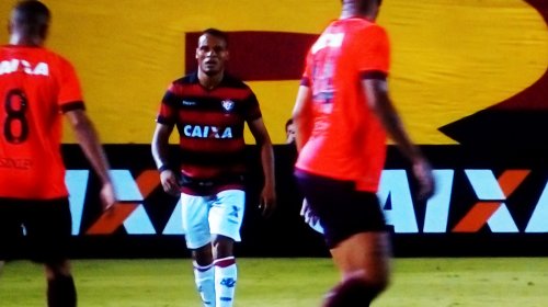 [Vitória volta a vacilar dentro de casa, perde para o Atlético-PR e segue em situação de risco...]