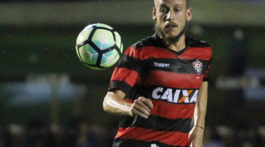 Após derrota para o Atlético-PR, volante Uillian Correia diz que elenco não pode se abater: [Após derrota para o Atlético-PR, volante Uillian Correia diz que elenco não pode se abater: