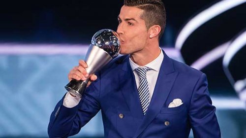 [Cristiano Ronaldo iguala Messi e conquista a 5ª Bola de Ouro da FIFA]
