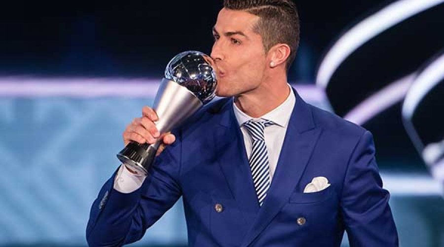 [Cristiano Ronaldo iguala Messi e conquista a 5ª Bola de Ouro da FIFA]