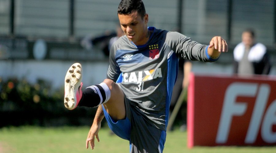 Lateral Ramon tem lesão no joelho confirmada e só volta aos gramados em 2018: [Lateral Ramon tem lesão no joelho confirmada e só volta aos gramados em 2018: