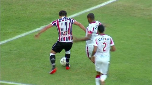 [Série B: clássico Santa Cruz x Náutico tem agressão ao árbitro, pedras e policiamento em campo]