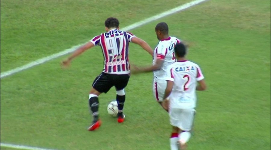 [Série B: clássico Santa Cruz x Náutico tem agressão ao árbitro, pedras e policiamento em campo]