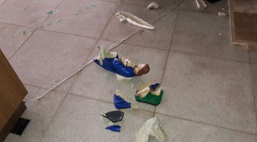 [Homem invade igreja e quebra imagens de anjos no altar emItanhém]