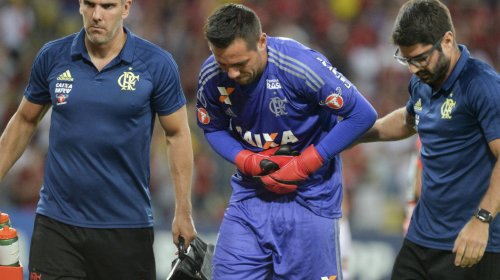 [Com lesão confirmada, goleiro do Flamengo passará por cirurgia e só volta aos gramados em 2018]