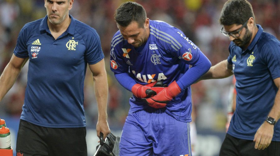[Com lesão confirmada, goleiro do Flamengo passará por cirurgia e só volta aos gramados em 2018]