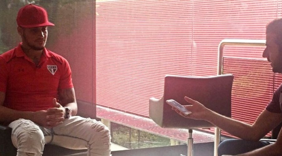 [Quase fechado: Jean posa com a camisa do São Paulo]