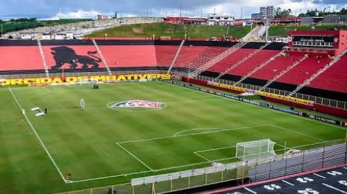 [Zagueiro e atacante na boca da Toca do Leão]