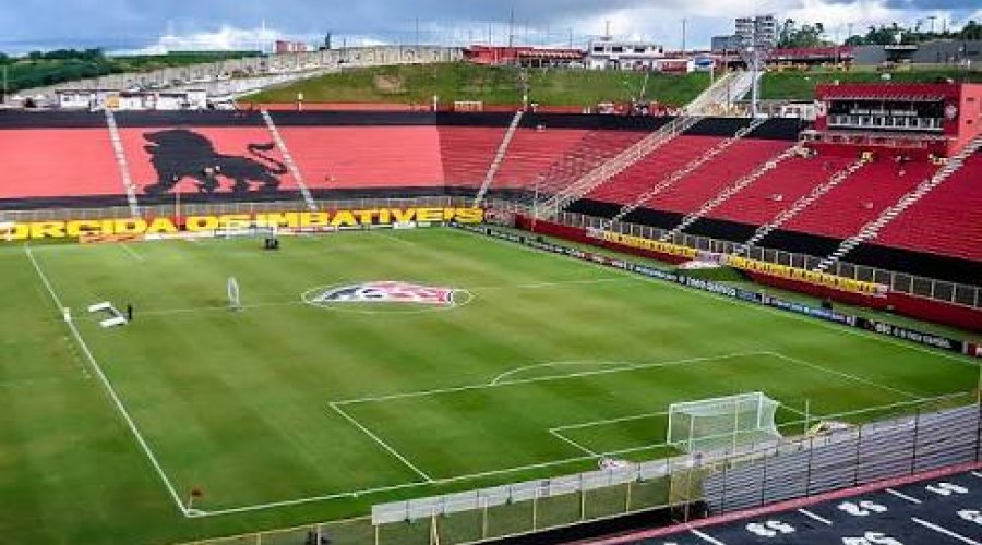 [Zagueiro e atacante na boca da Toca do Leão]