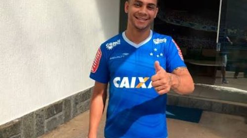 [Vitória tem concorrência estrangeira por lateral]