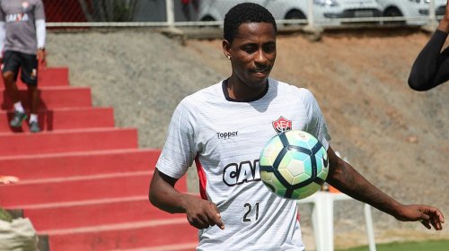 [Vitória oficializa contratação do atacante Denilson]