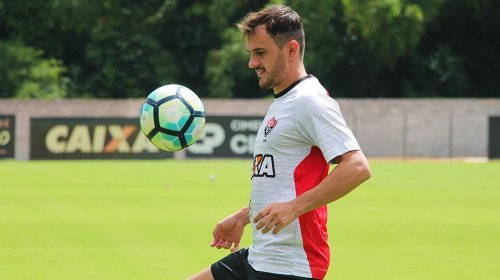 [Vitória confirma oficialmente a contratação de Lucas]