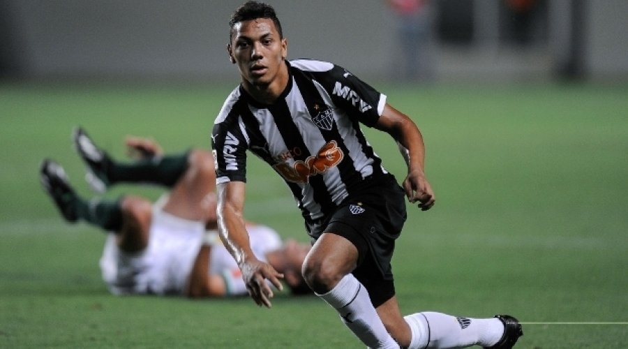 [Tudo certo! Vitória acerta com lateral e deve oficializar nos próximos dias]