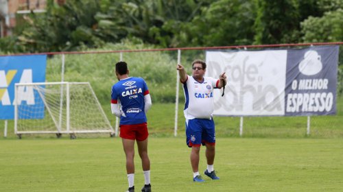 [Guto Ferreira faz esboço da equipe, já pensando na estreia ]