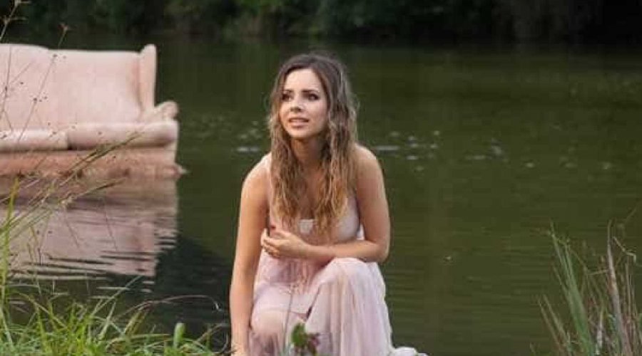 [Sandy aparece sexy, com vestido e cabelos molhados em clipe]