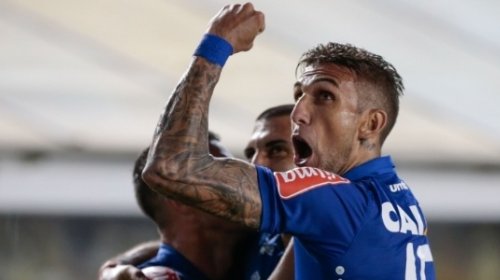 [Sem sucesso com atacante do Vitória, Santos tenta jogador sondado pelo Bahia]