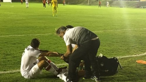 [Após apito final lateral do Vitória passa por exames com suspeita de fratura ]