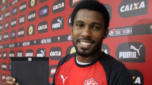 [De volta: Vitória contrata atacante Rhayner para temporada 2018]