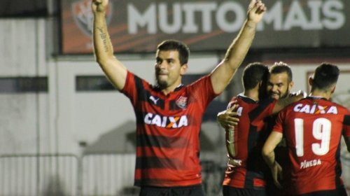 [Artilheiro do Vitória em 2017, renova por mais um temporada]