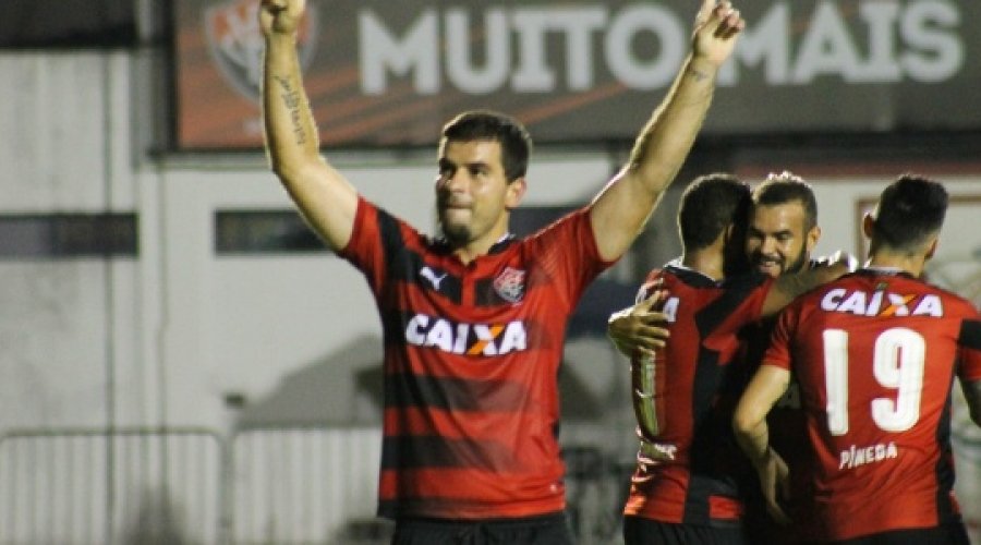 [Artilheiro do Vitória em 2017, renova por mais um temporada]