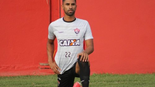 [Santos faz proposta oficial por atacante do Vitória]