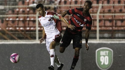 [De olho na semifinal, Vitória vai encarar o invicto São Paulo ]