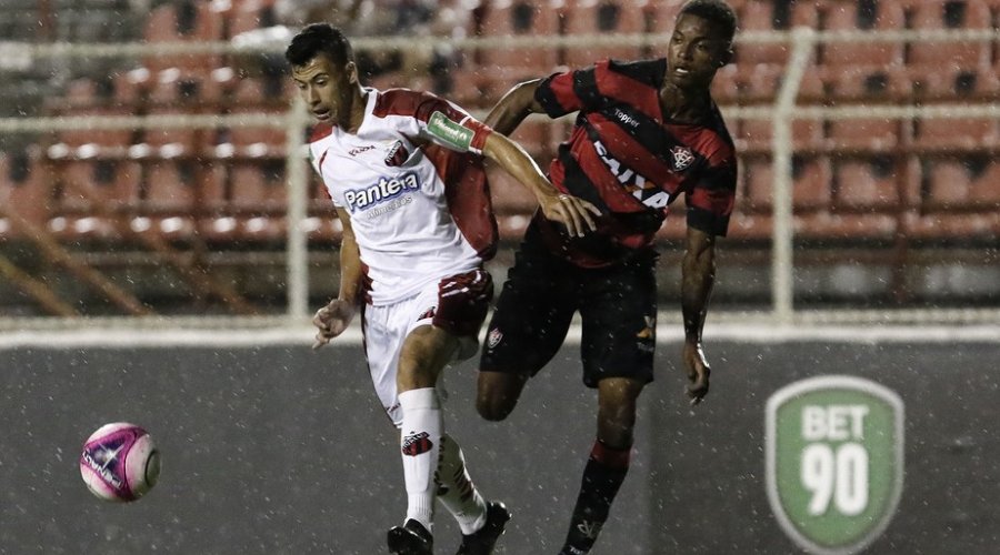 [De olho na semifinal, Vitória vai encarar o invicto São Paulo ]