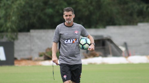 [ “Se eu tivesse um elenco maior com certeza eu faria”, diz Vagner Mancini sobre fazer rodizio...]