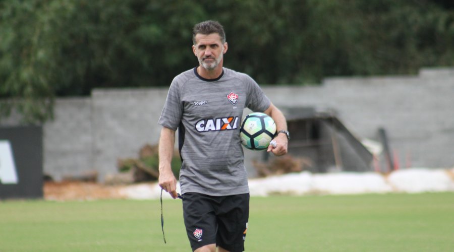 [ “Se eu tivesse um elenco maior com certeza eu faria”, diz Vagner Mancini sobre fazer rodizio no Vitória]