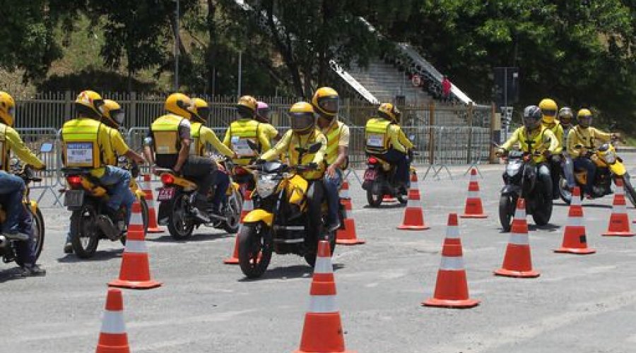 [Detran capacita mototaxistas para qualificar atendimento no Carnaval]
