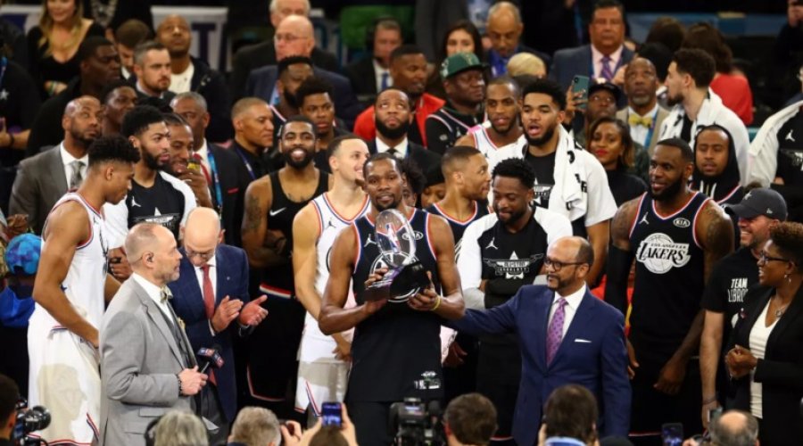 [Em reta final quente, Time LeBron supera show de Giannis]