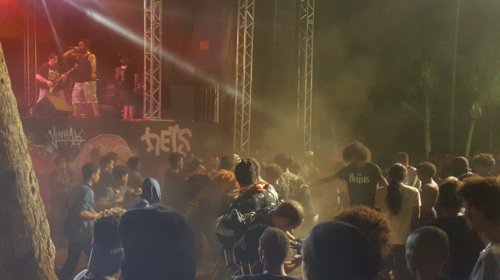 [Fãs curtem mais um dia de atrações no Palco do Rock]