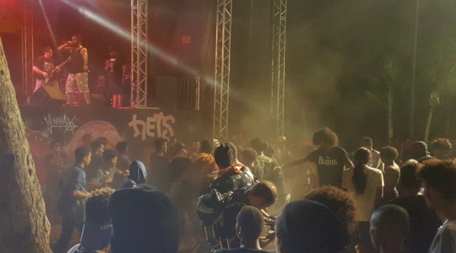 [Fãs curtem mais um dia de atrações no Palco do Rock]