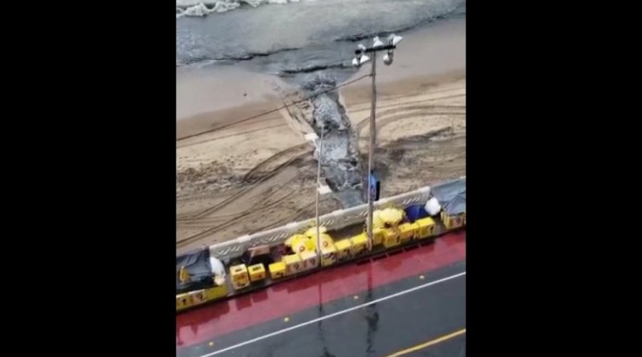 [Esgoto é despejado em praia de Salvador]