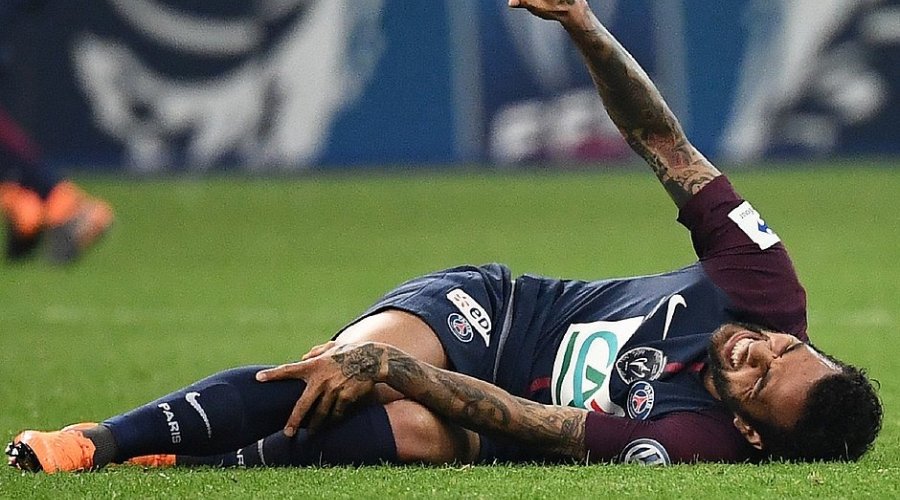 [Daniel Alves é cotado da seleção brasileira após lesão]
