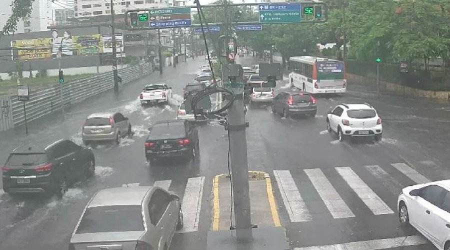 [Chuva deixa trânsito lento em pontos da cidade]