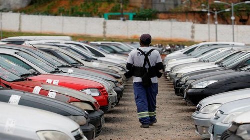 [Lanchas e mais de 100 veículos serão leiloados pelo estado]