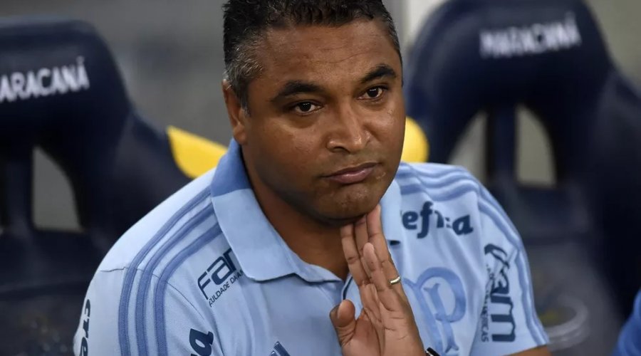 [Novo técnico do Bahia desembarca em Salvador]
