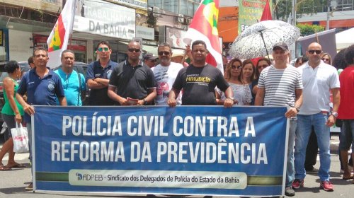 [Policiais civis e guardas municipais protestam contra a reforma da Previdência em Salvador]