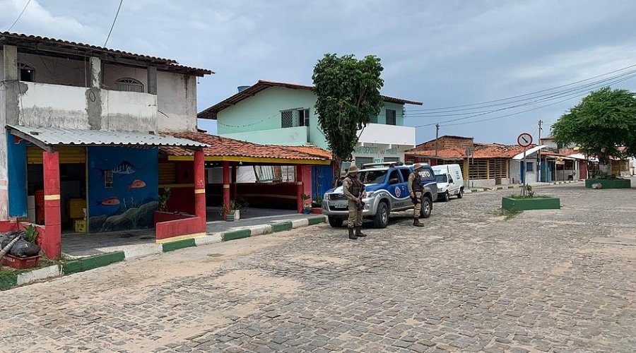 [Comércio e escolas fecham um dia após polícia matar envolvidos em morte de policial]